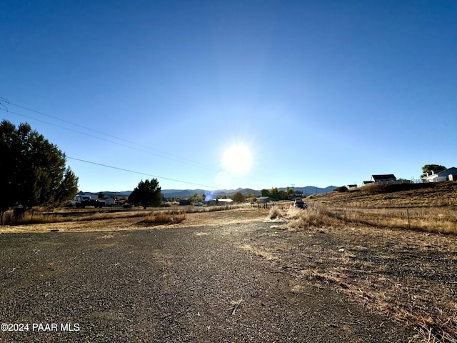 view of yard featuring a rural view