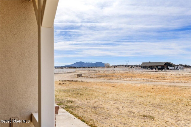 view of yard featuring a mountain view