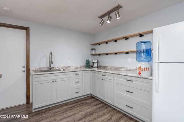 225 Sierra Rd, Sedona, AZ 86336 - kitchen featuring freestanding refrigerator, a sink, dark wood-style floors, and light countertops