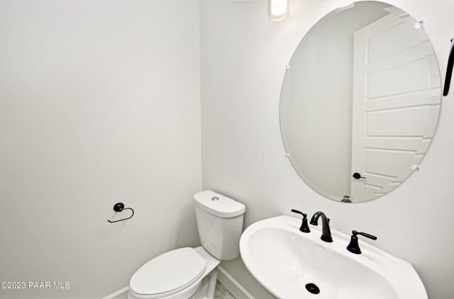 6267 W Omar Rd, Prescott, AZ 86305 - bathroom featuring toilet, baseboards, and a sink