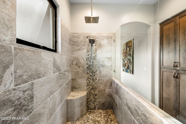 bathroom featuring tiled shower