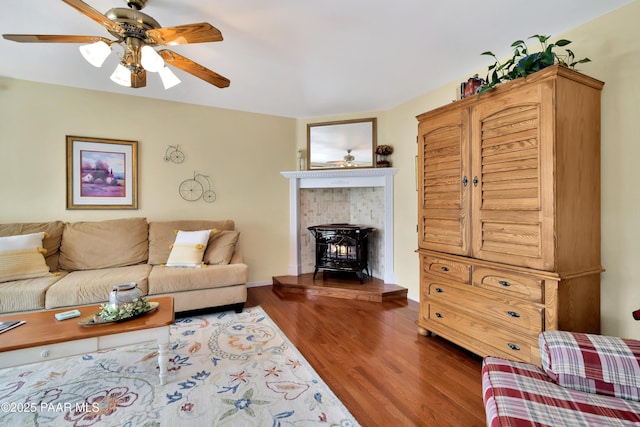 living area featuring dark wood-style flooring and ceiling fan