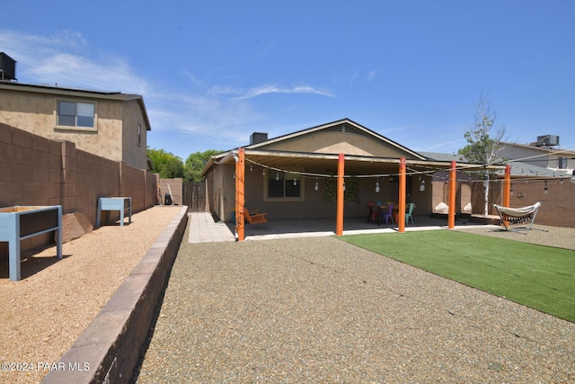 view of front of home featuring a patio and a front yard