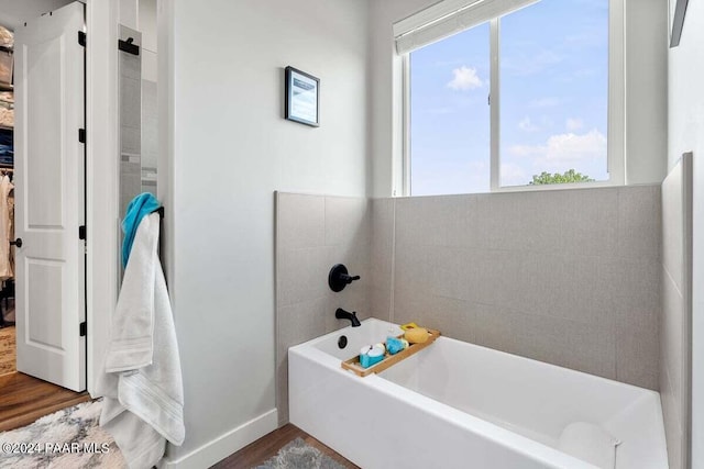 9820 N Echo Ridge Cir, Prescott Valley, AZ 86315 - full bath featuring wood finished floors, a bath, and baseboards