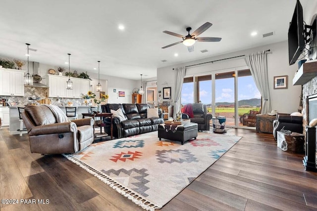 9820 N Echo Ridge Cir, Prescott Valley, AZ 86315 - living room featuring recessed lighting, dark wood-style flooring, visible vents, and ceiling fan