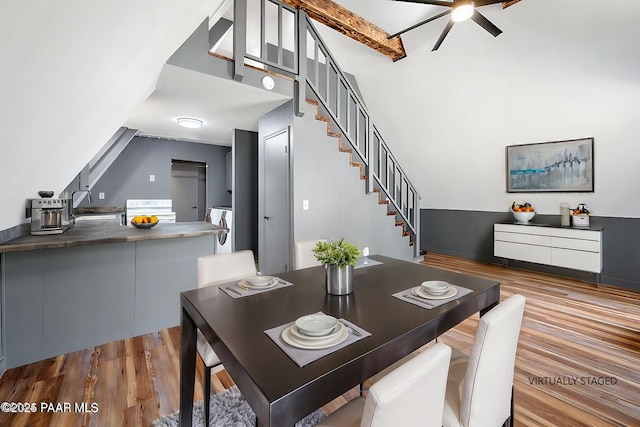 dining area with sink, hardwood / wood-style flooring, independent washer and dryer, and ceiling fan