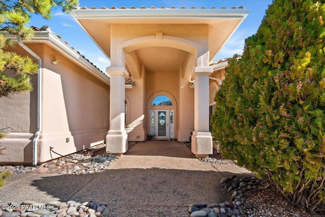 view of exterior entry with stucco siding