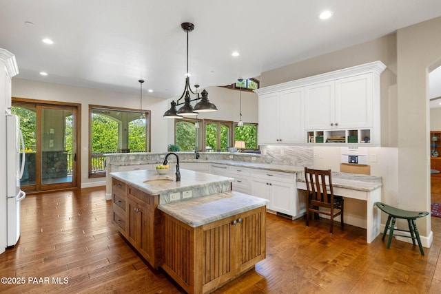 2469 W Post Oak Dr, Prescott, AZ 86305 - kitchen with white appliances, plenty of natural light, an island with sink, white cabinetry, and recessed lighting