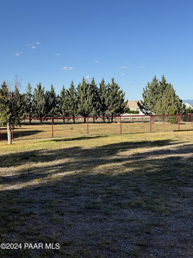 view of yard featuring a rural view