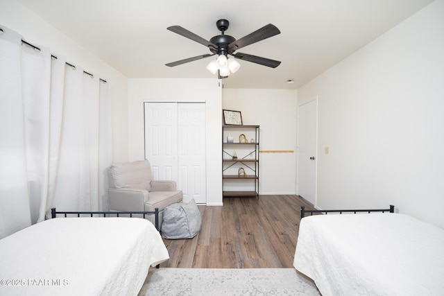 17571 E Hummingbird Ln, Mayer, AZ 86333 - bedroom with wood finished floors, a closet, baseboards, and a ceiling fan