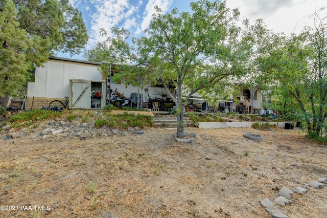 view of yard featuring an outdoor structure