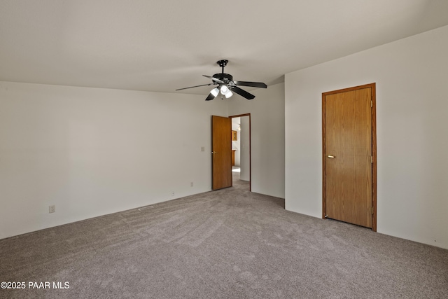 carpeted empty room featuring ceiling fan