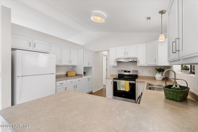 kitchen with visible vents, a sink, under cabinet range hood, stainless steel electric stove, and freestanding refrigerator