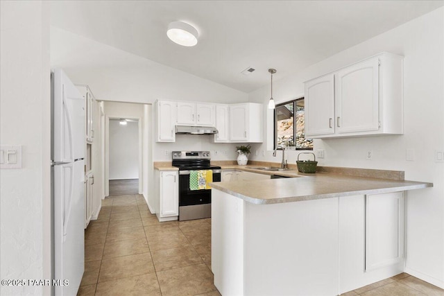 kitchen with under cabinet range hood, a peninsula, electric stove, freestanding refrigerator, and a sink