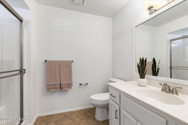 full bathroom with toilet, tiled shower, vanity, and baseboards