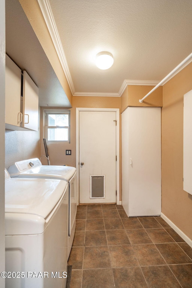 washroom featuring cabinets, independent washer and dryer, crown molding, and a textured ceiling