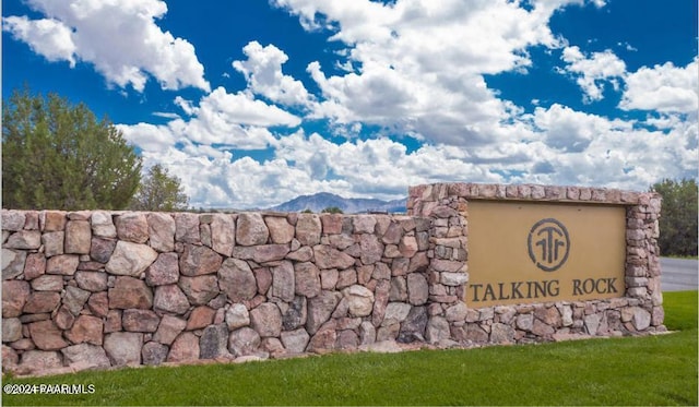 community sign featuring a mountain view