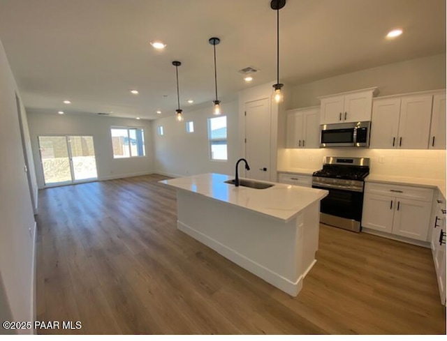 1220 Woodchute Rd Unit 72, Prescott, AZ 86305 - kitchen with stainless steel appliances, a sink, light wood-style floors, white cabinetry, and recessed lighting