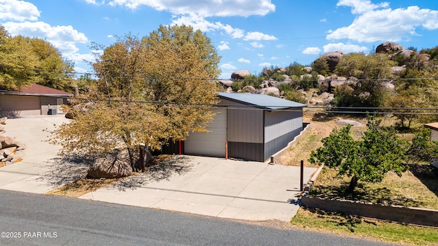 22891 S Lakewood Dr, Yarnell, AZ 85362 - view of front facade with an outdoor structure and concrete driveway