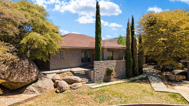 22891 S Lakewood Dr, Yarnell, AZ 85362 - exterior space with a shingled roof and a yard