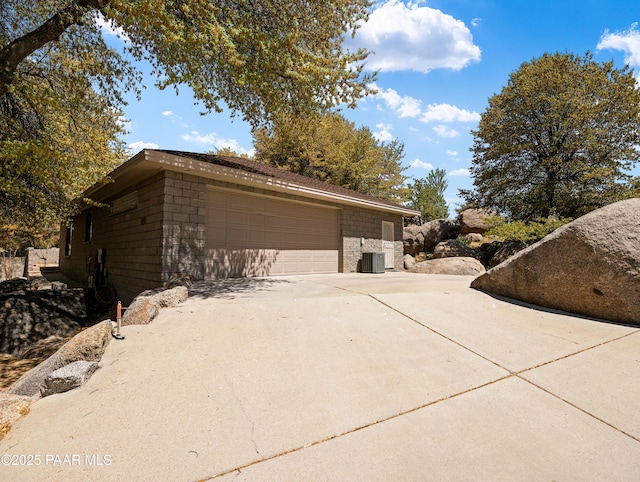 22891 S Lakewood Dr, Yarnell, AZ 85362 - view of side of property featuring a garage and cooling unit