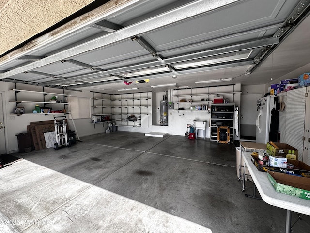 4433 N La Jolla Cir, Prescott Valley, AZ 86314 - garage featuring water heater