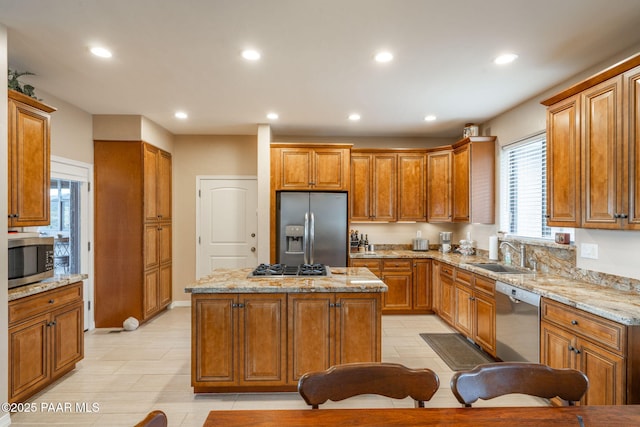 4995 Cactus Pl, Prescott, AZ 86301 - kitchen featuring appliances with stainless steel finishes, a sink, recessed lighting, a kitchen island, and brown cabinetry
