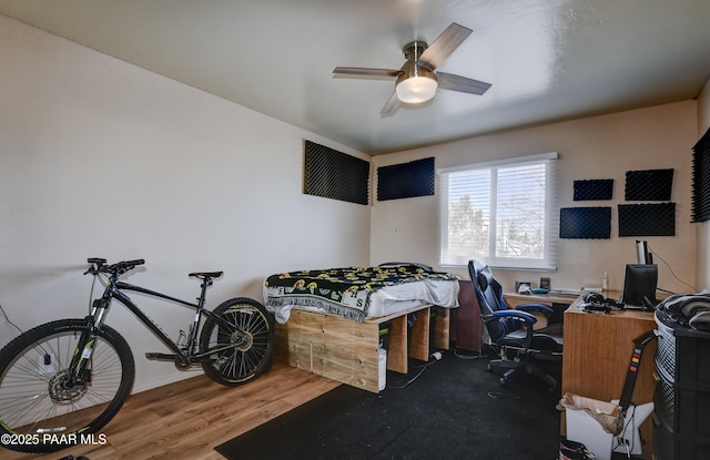 office area with wood-type flooring and ceiling fan