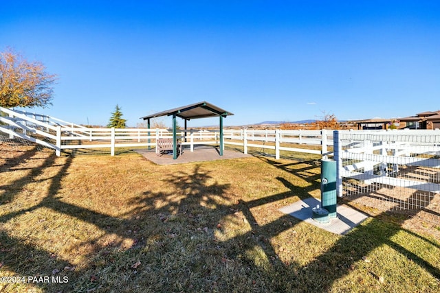 view of yard featuring a rural view