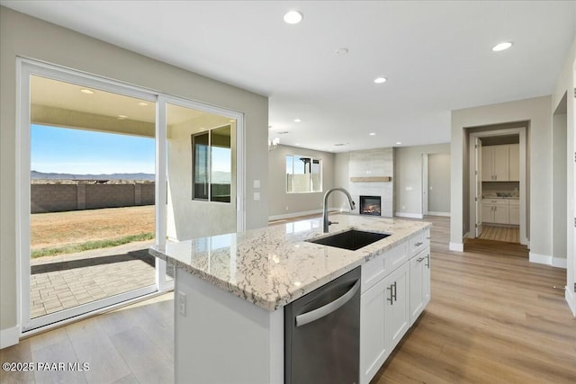unfurnished living room featuring baseboards, recessed lighting, a sink, dark wood-style floors, and an inviting chandelier