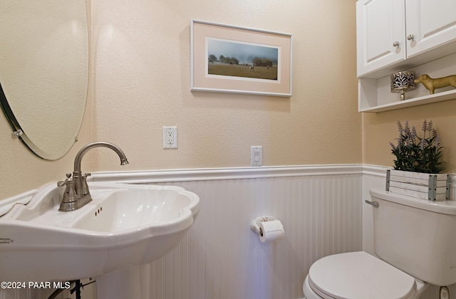 4860 W Stazenski Rd, Prescott, AZ 86305 - half bath featuring a sink, wainscoting, and toilet