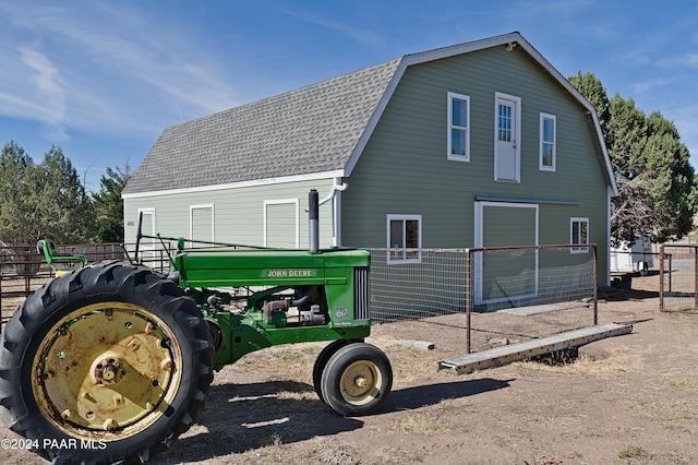 4860 W Stazenski Rd, Prescott, AZ 86305 - view of side of home featuring roof with shingles, fence, and a gambrel roof