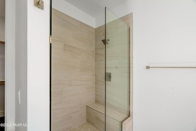 bathroom featuring tiled shower