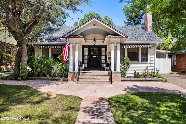 view of front facade with a front yard