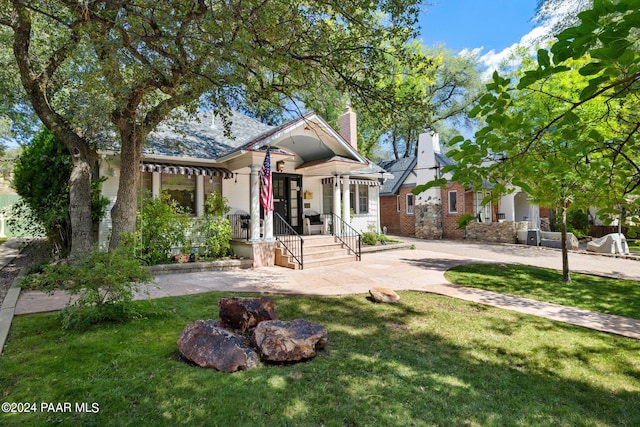 view of front of home with a front lawn