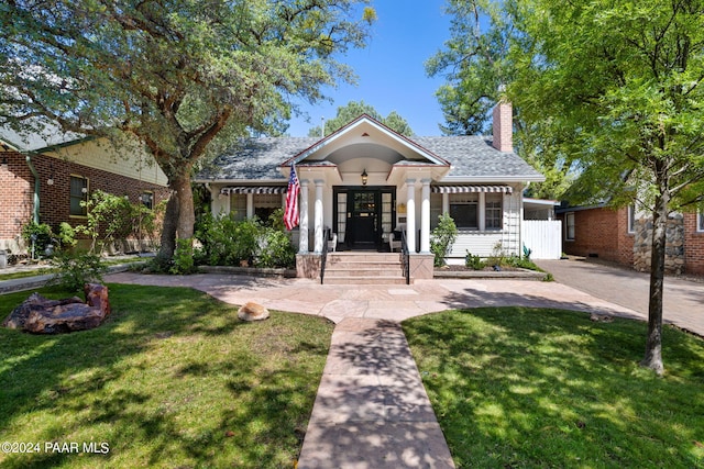 view of front of property with a front yard