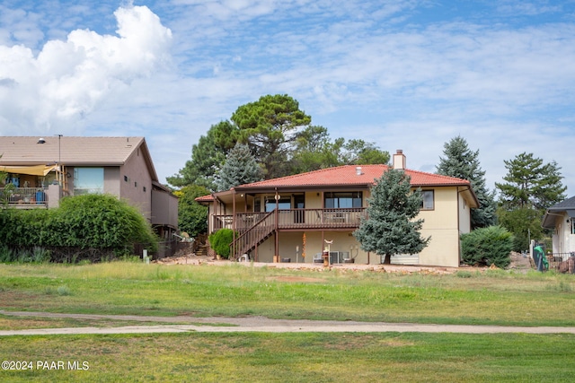 view of front of home featuring a front lawn