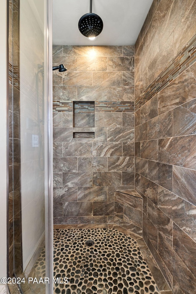 bathroom featuring tiled shower