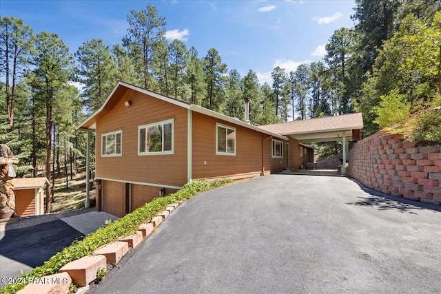 view of front of house with driveway