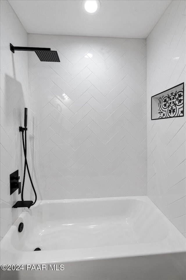 bathroom with tiled shower / bath combo