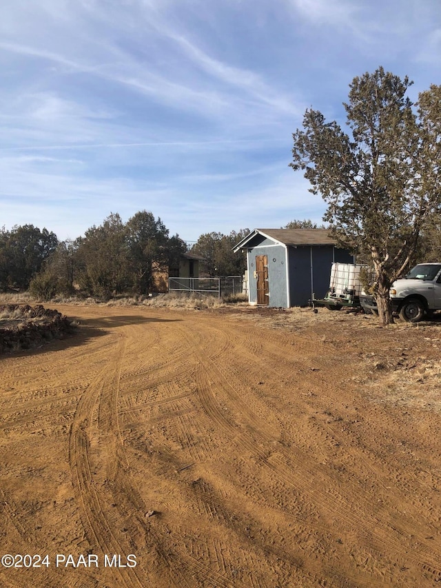 view of yard with a storage shed