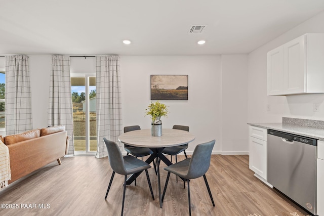 dining space featuring baseboards, recessed lighting, visible vents, and light wood-style floors