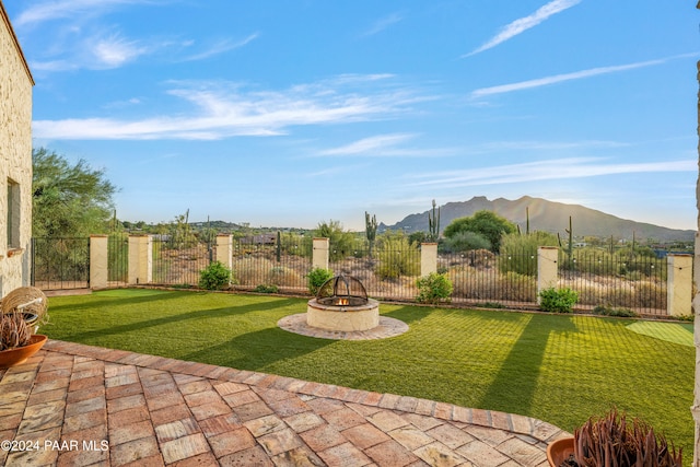 view of yard featuring a mountain view