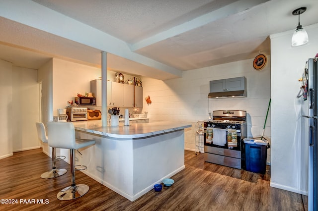 kitchen with kitchen peninsula, a breakfast bar, stainless steel appliances, decorative light fixtures, and dark hardwood / wood-style floors