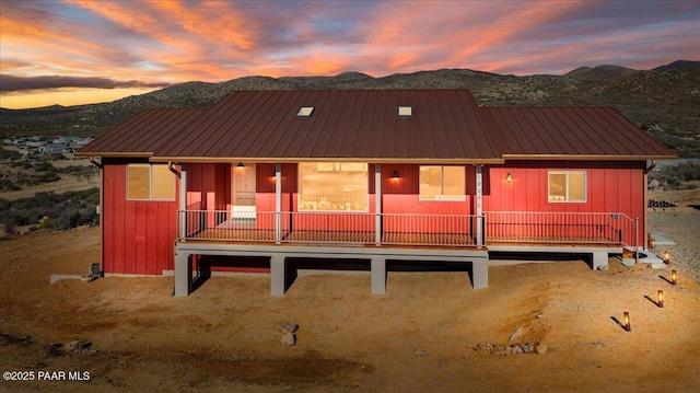 view of front of house featuring a mountain view