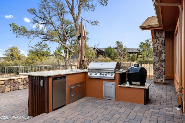 view of patio with an outdoor kitchen and grilling area