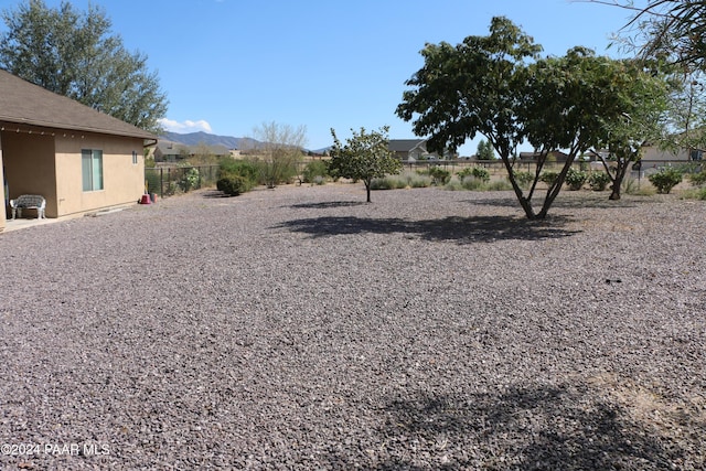 view of yard featuring a mountain view