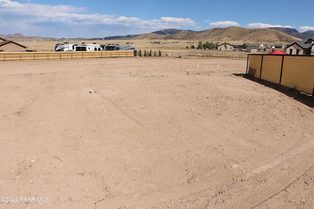 view of yard featuring a mountain view