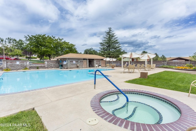 view of pool featuring a hot tub and a patio area