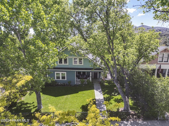 view of front of property featuring a front lawn